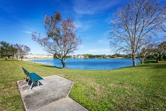 Building Photo - Lakeside