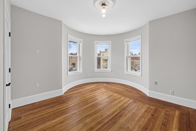 Building Photo - 921-923-923 E Broadway