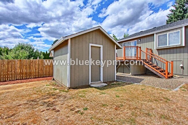 Building Photo - 4 Bed, 2 Bath Home in Well Established Nei...