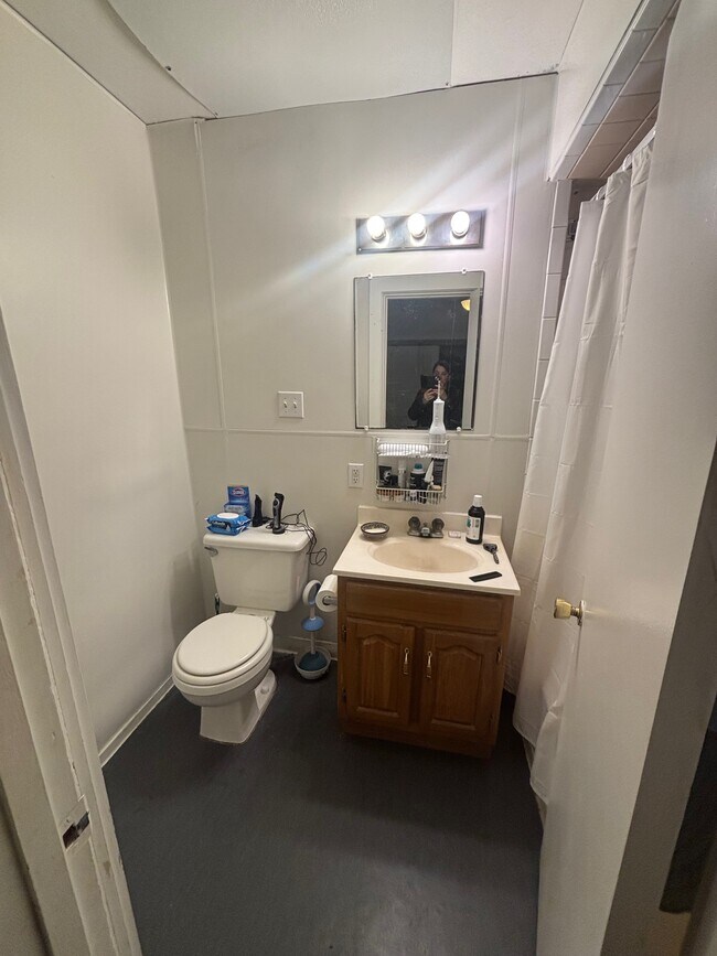 Baño - 518 W Buffalo St