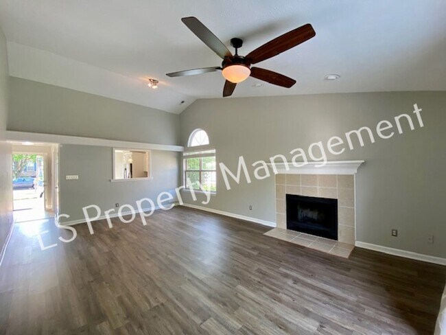 Building Photo - Stunning 3 bed 2 Bath Home in Parc Estates!