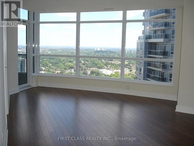 Photo du bâtiment - 125 Village Green Square