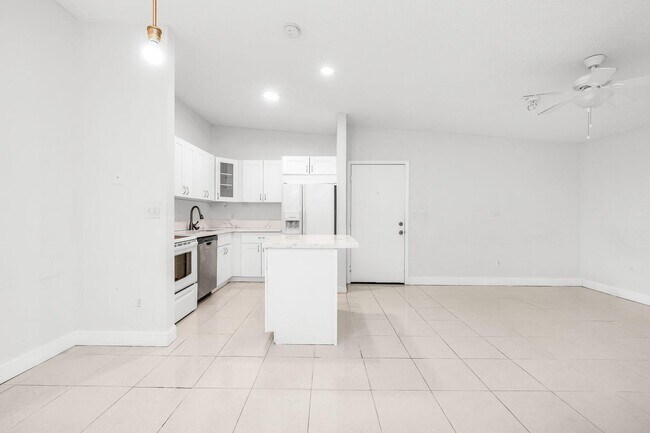 Foto del edificio - 9743 W McNab Rd