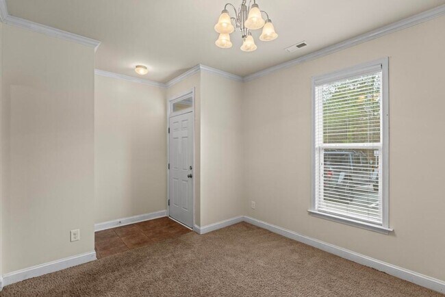 Foto del edificio - Great Location with City Convenience!