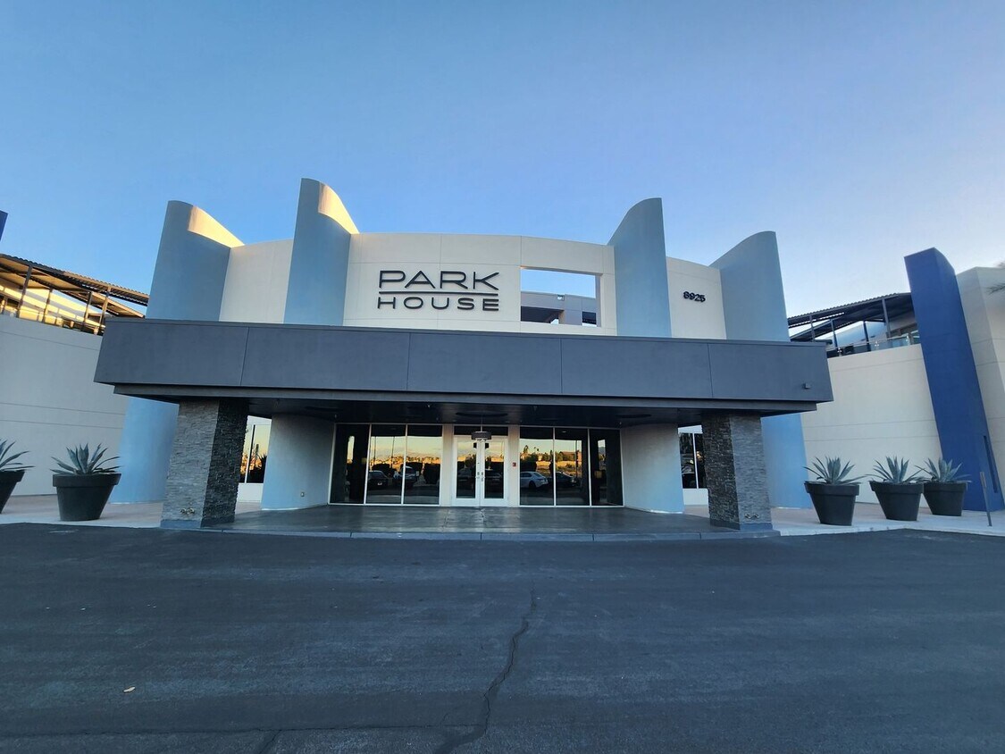 Foto principal - Exceptional Two Level 3 bedroom Condo in upscale Luxe Lofts