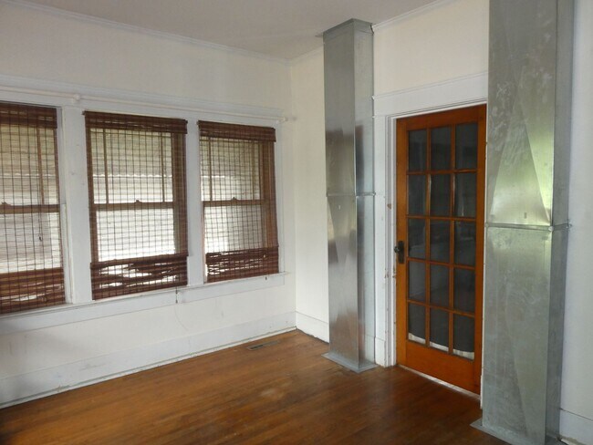Building Photo - 4 bed/2 bath house, walking distance to Ca...