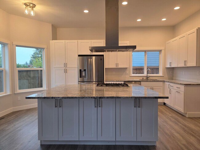 Building Photo - 4 Bedroom Home in Convenient Poulsbo Location!