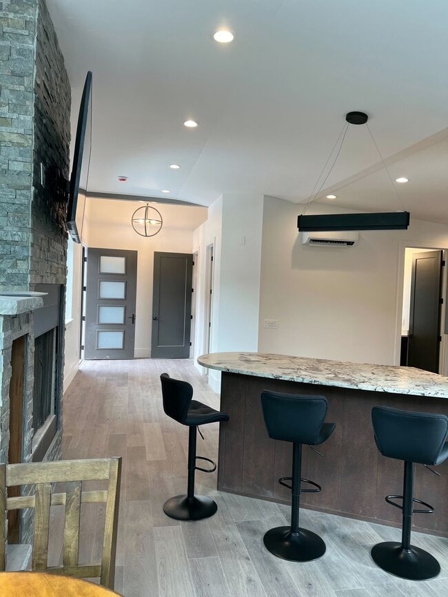 Foto del edificio - FULLY FURNISHED 2 BED, 1.5 BATH W/ GARAGE