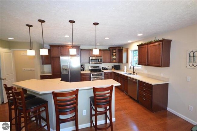 Building Photo - Beautiful Home in Suttons Bay Short Term o...