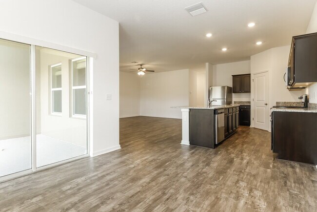 Foto del edificio - 5621 Alexander Springs Pl