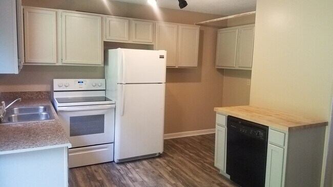 Foto del edificio - 661 Jena Beth Dr