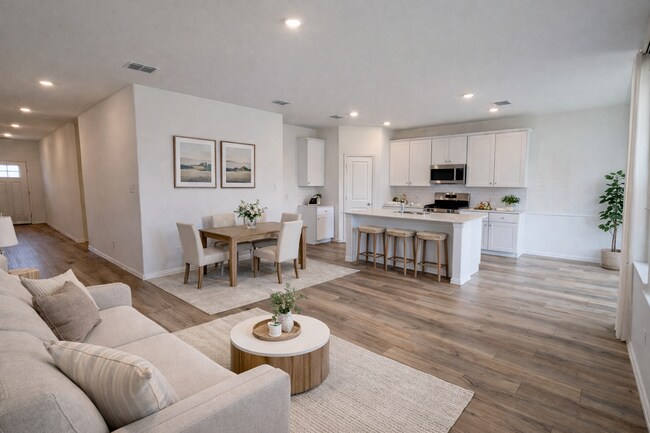 Foto del edificio - **MOVE IN READY HOME**