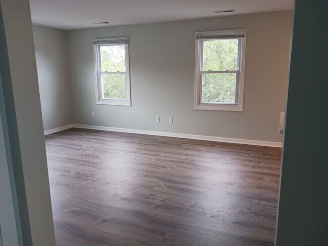 Foto del edificio - 264-264 George Waterman Rd