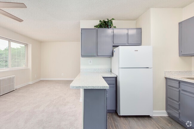 2BR, 1BA - 726SF - Kitchen - Friendship Crossing
