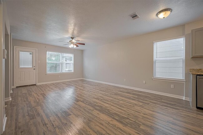 Foto del edificio - 5009 Willow Point Dr