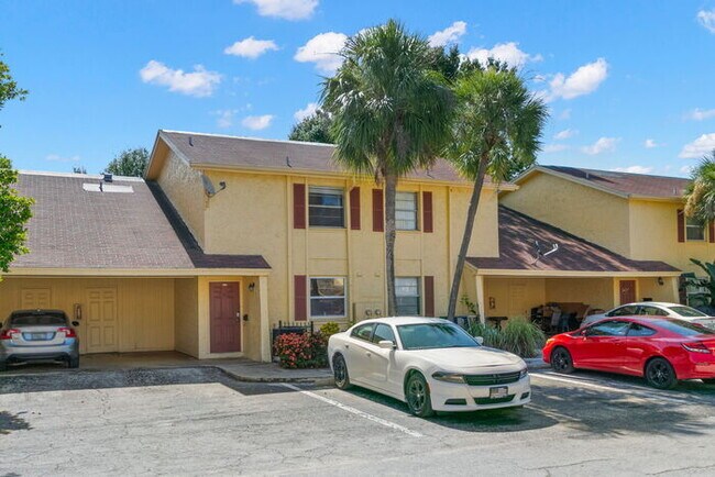 Building Photo - Town Home For Rent in Town 'n' Country!