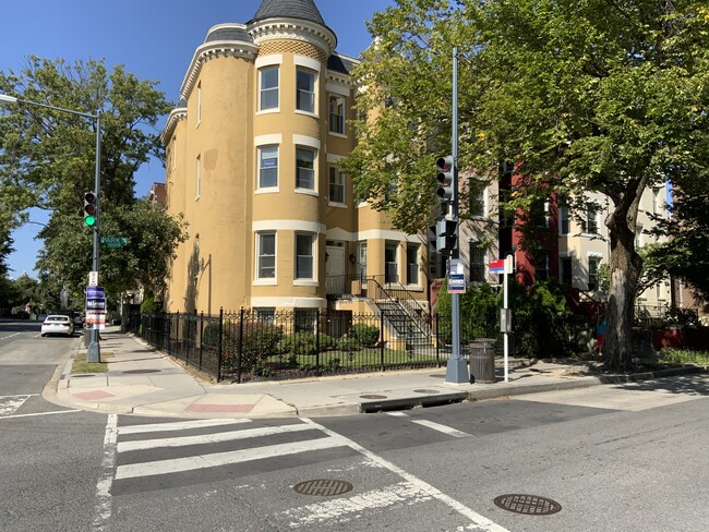 Foto del edificio - 1033 Park Rd NW
