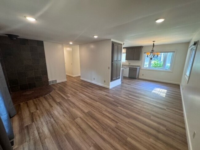 Building Photo - CHARMING HOME ON EAST SIDE OF TRAVERSE CIT...