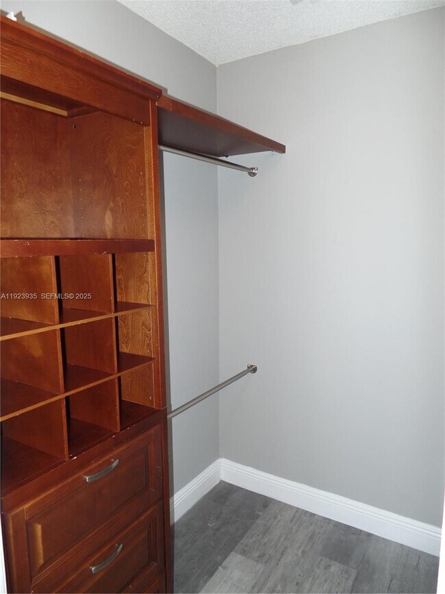 Foto del edificio - 5612 Rock Island Rd