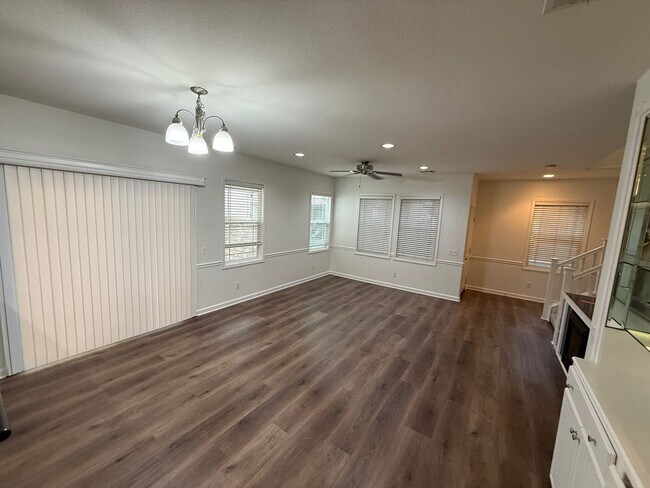 Foto del edificio - COMING SOON! Spacious 3-Bedroom Townhome f...