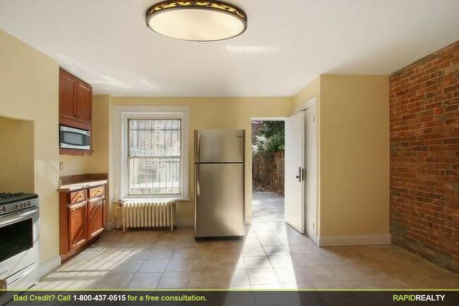 Building Photo - 142 Putnam Ave