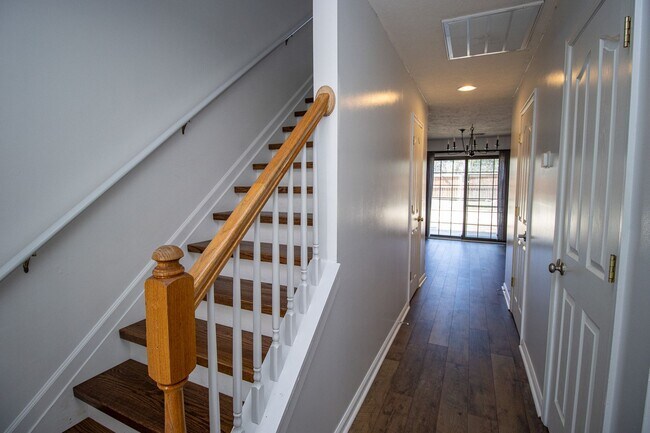 Foto del edificio - Beautiful 3BR/2.5BA Home with Fenced Yard, Granite Kitchen & Neighborhood Pool