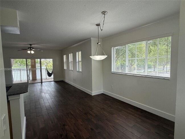 Foto del edificio - 2442 Centergate Dr