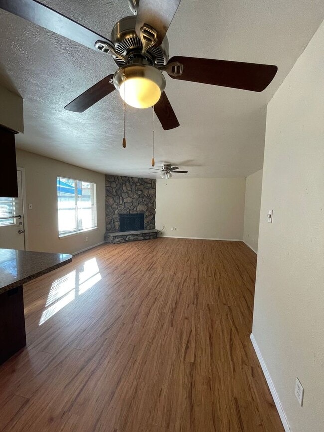 Building Photo - Beautiful 3 bedroom 2 bath with 2 car gara...