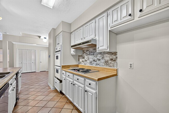 Building Photo - 812 Fleetwood Pl Dr