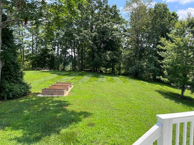 Building Photo - 209 Hidden Meadow Dr