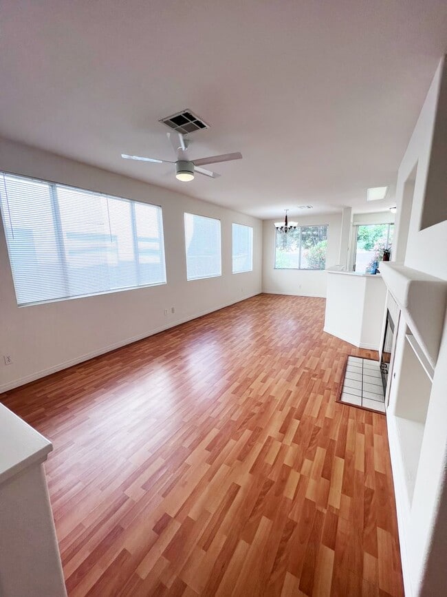 Building Photo - 3 Bed/2.5 Bath Townhome at Triana in Scrip...