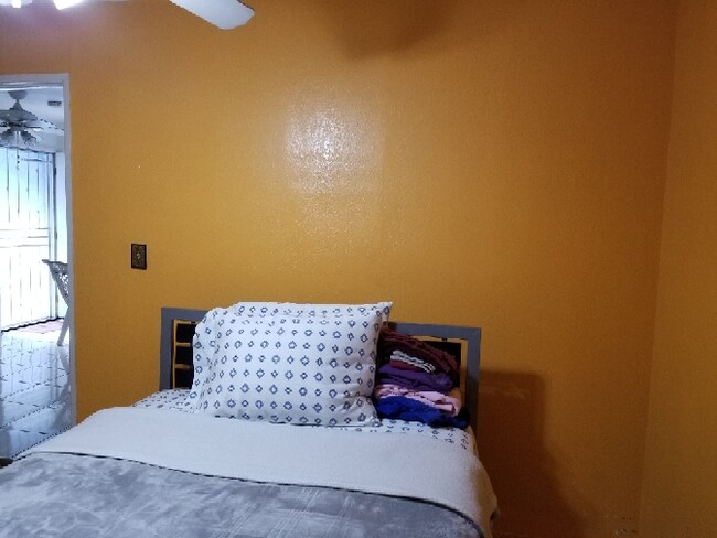 Nice one twin bed, very comfortable. - 1405 S New Hampshire Ave