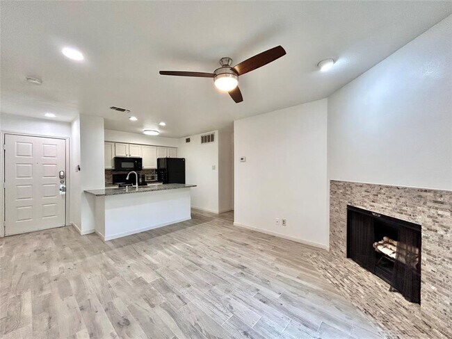 Building Photo - 8888 Tallwood Dr