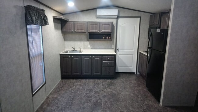Building Photo - Cozy 1-Bedroom Mobile Home in Holiday, FL