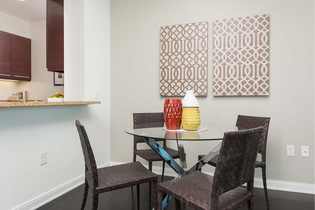 Building Photo - Luxurious View Condo at One Rincon Hill