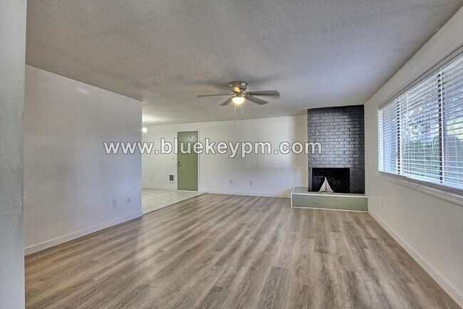 Building Photo - 3 Bed, 2 Baths Duplex in Hearthwood Neighb...