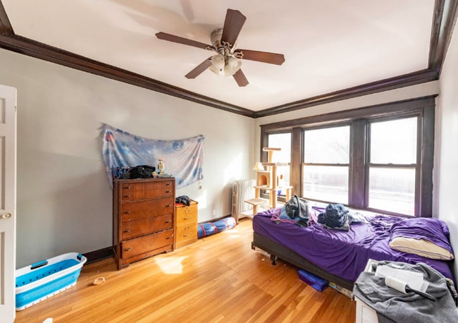 Building Photo - 1310 W Montrose Ave