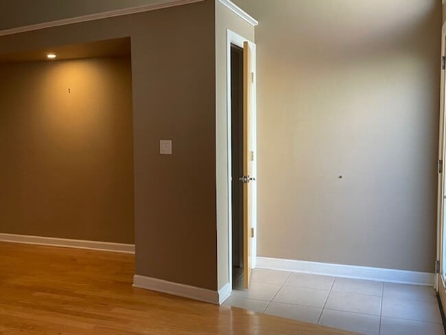 Building Photo - 2 Bedroom 2 Bath