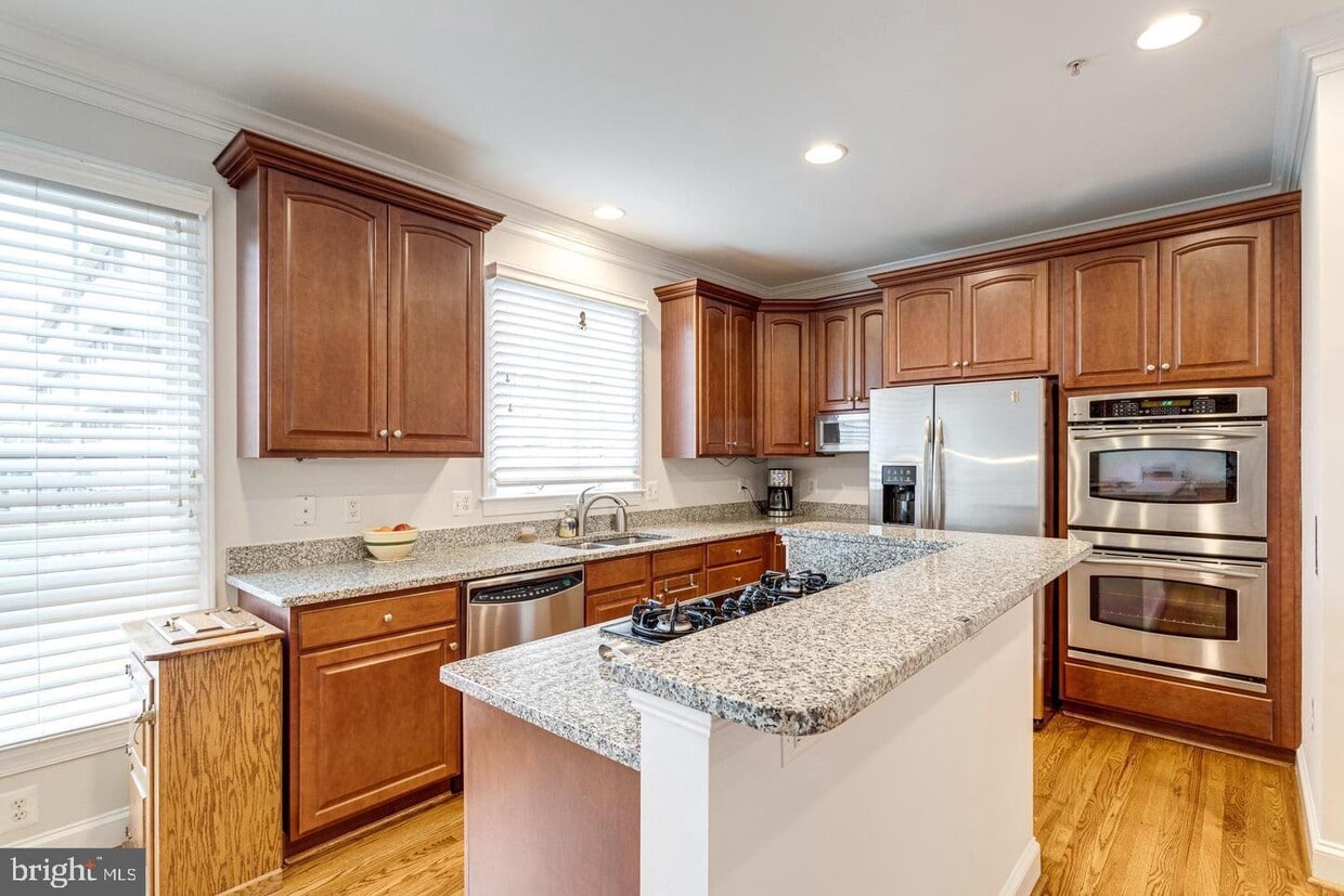Primary Photo - 1305 McLean Crest Ct