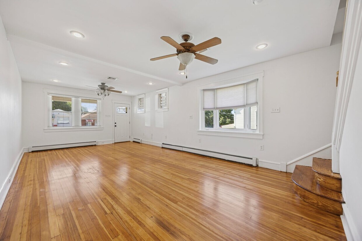 Foto principal - Charming 3-Bed Twin Home in the Heart of C...