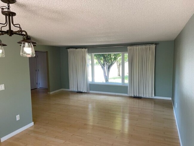 Foto del edificio - Beautifully Updated Home with Large Yard a...
