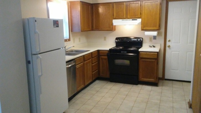 Foto del edificio - Two car garage plus full basement!