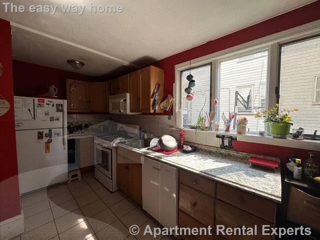 Building Photo - Large Renovated Unit - Winter Hill/ Sulliv...