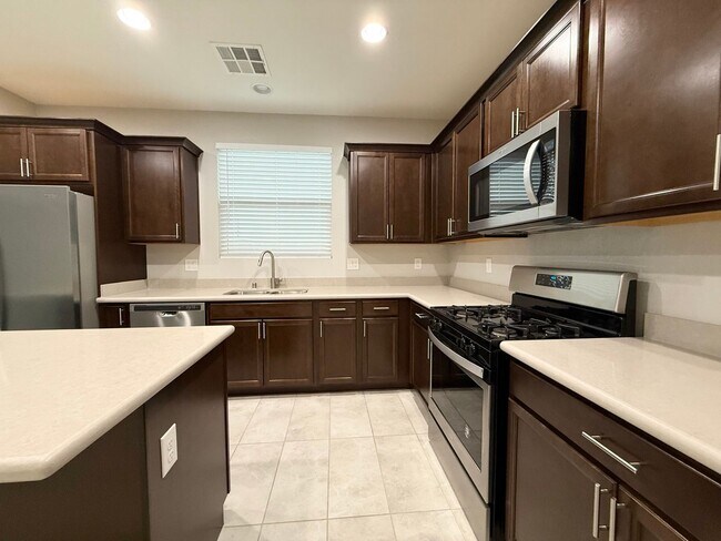 Foto del edificio - 3/BD 2.5/BA Home with Spacious Backyard in...