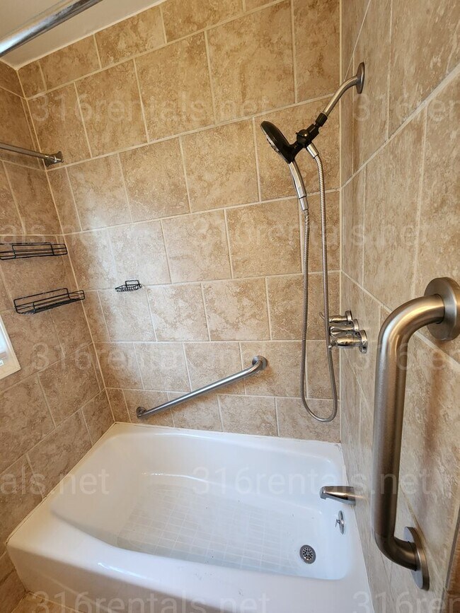 Foto del edificio - $950 - 3 bedroom / 1 bathroom - Single Fam...