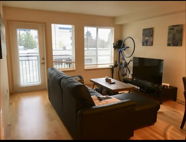 Living room with furnitures and tv included - 424 N 85th St