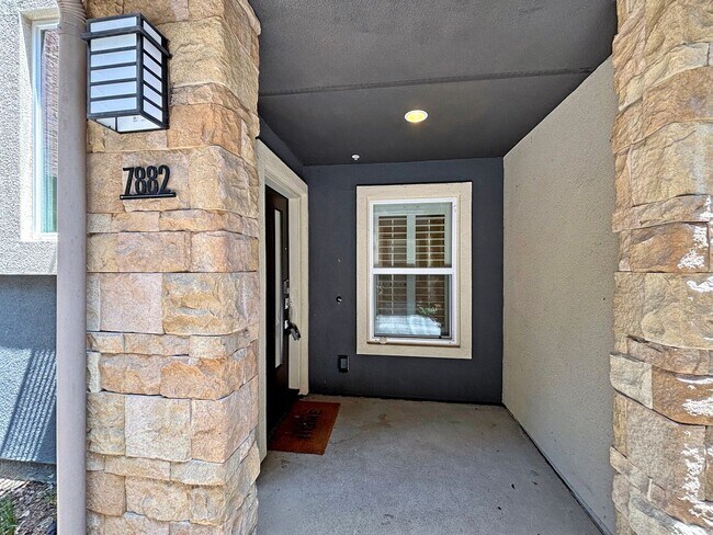 Foto del edificio - Stunning 3B/3.5BA Townhouse in Mission Val...