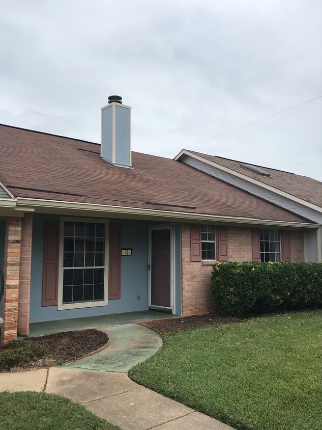 Primary Photo - 5005 Longstreet Pl