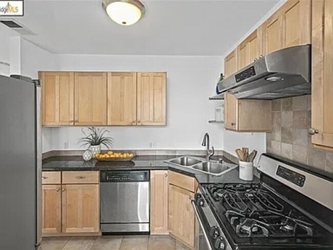 Foto del edificio - 2 Bedroom Condo in Oakland
