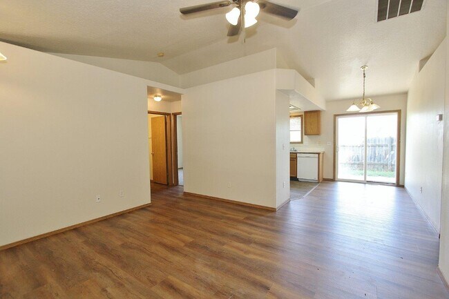 Foto del edificio - 978 Johnson Dr